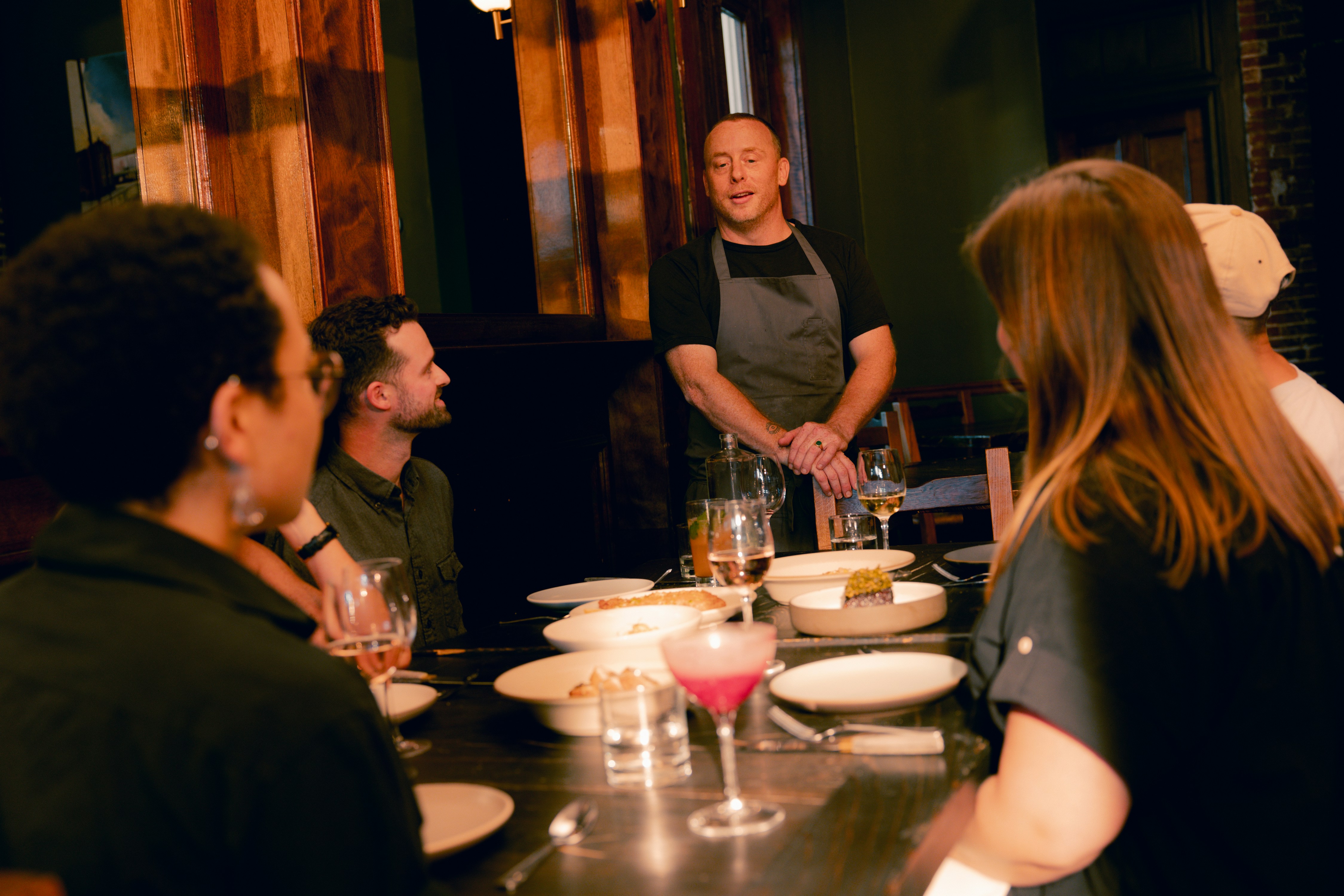 Pessoas jantando e conversando