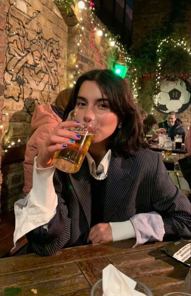 Isabela, 26 anos, tomando uma cerveja